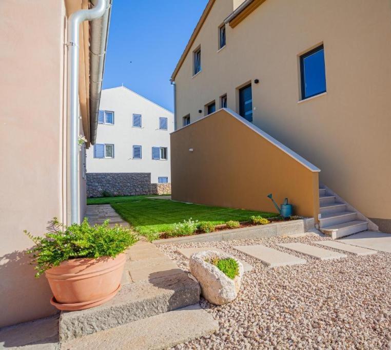 Apartment Leni Cres Luaran gambar